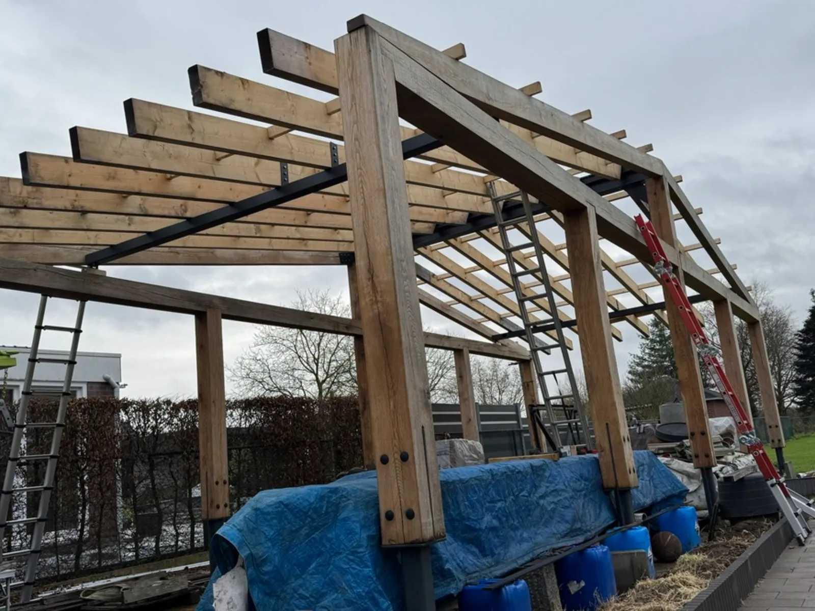 the lifting roof being build
